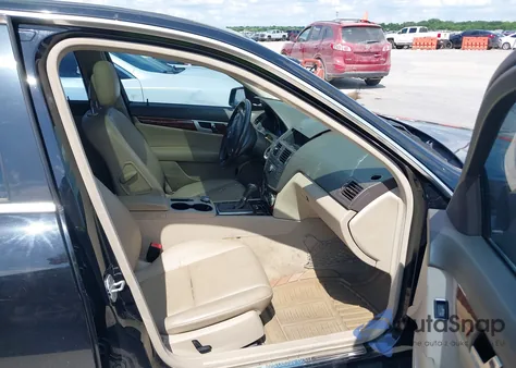 2010 Mercedes-Benz C 300 Luxury/Sport z USA, uszkodzony, nr VIN WDDGF5EB3AF495139